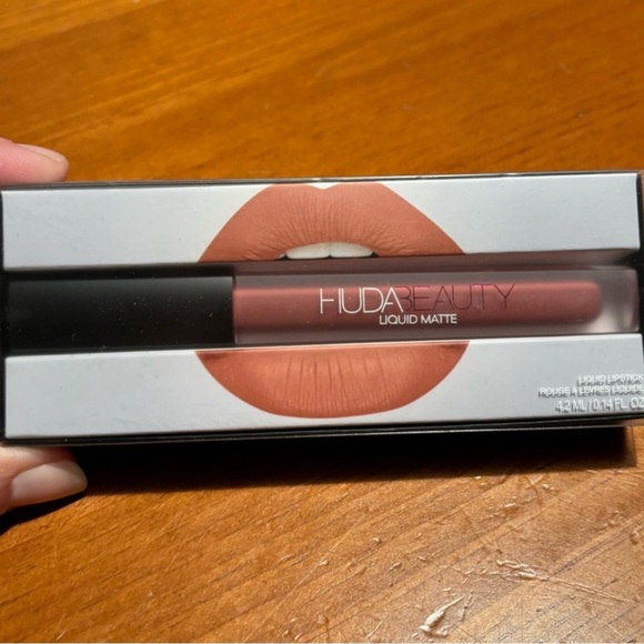 Huda Beauty Liquid Matte Lipstick Bombshell - Picture 4 of 16